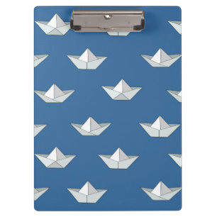 Pranchetas Barcos de Origami no teste padrão da água