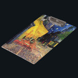 Pranchetas Café Terrace à noite por Vincent van Gogh<br><div class="desc">Café Terrace, no Place du Forum, de Vincent van Gogh, é uma pintura de paisagens arquitetônicas de apos impressionismo de arte. Uma vista exterior de um restaurante com mesas, cadeiras, garçons e jantar em pessoas. Uma bela noite com estrelas no céu em Arles, França. Sobre o artista: Vincent Willem van...</div>