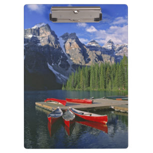 Pranchetas Canadá, Alberta, Lago Moraine. Canoas vermelhas ag