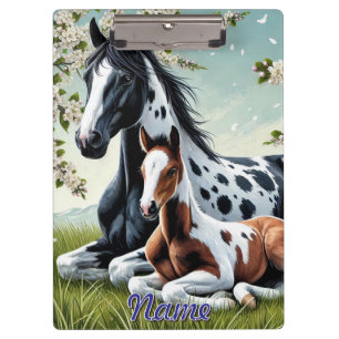 Pranchetas Cavalo e Calha Descansados Em Meio A Árvores Brilh