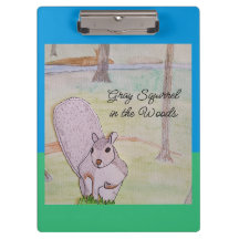 Esquilo das cinzas na floresta