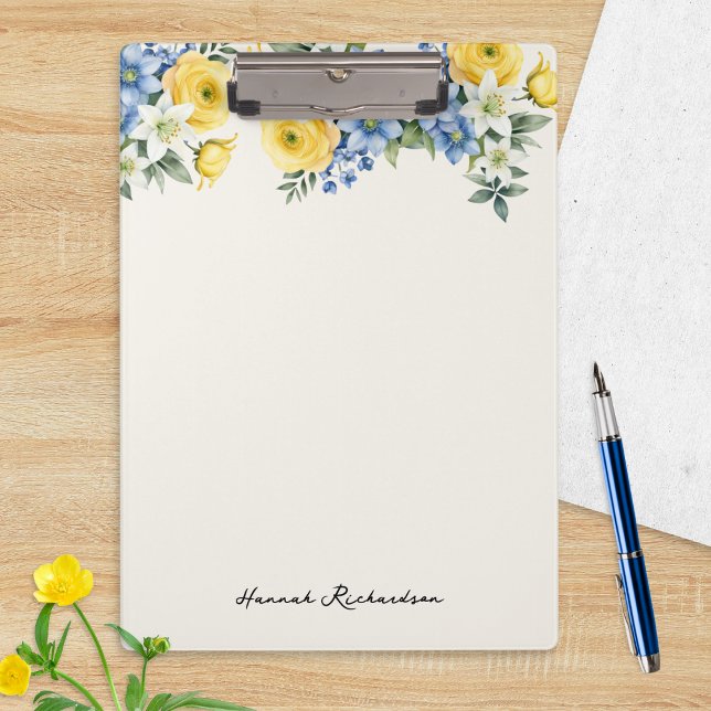 Pranchetas Florais em Aquarela Elegantes com Nome (A personalized clipboard with yellow, blue and white floral design and name in script typography)