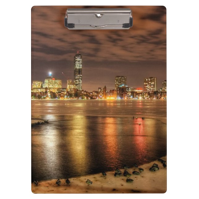 Pranchetas Gelo derretido parcialmente em Charles River em (Frente)