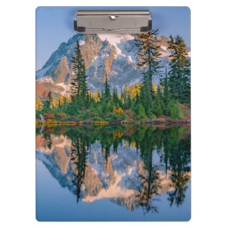 Pranchetas Monte Shuksan refletido no Reflection Lake