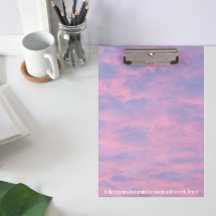 Nuvens cor-de-rosa no verso da Bíblia do céu