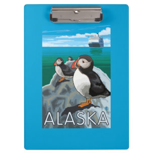 Pranchetas Papagaio-do-mar que olham um navio de cruzeiros