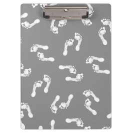 Pranchetas Pés-bebê minimalistas em uma área de transferência