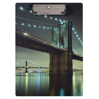 Pranchetas Ponte de Brooklyn na ponte de Manhattan da noite