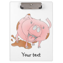 Porco repleto em poça lamacenta