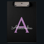 Pranchetas Rótulo de Monograma de Nome de Menina com Letra de<br><div class="desc">Prancheta de Planejamento com Monograma Preto e Roxo. Isso torna o presente perfeito para aniversário de 16 anos,  casamento,  chá de noiva,  aniversário de casamento,  chá de bebê ou festa de despedida de solteira para alguém que ama luxo glamoroso e estilos chiques.</div>
