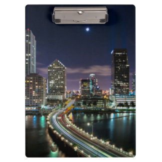 Pranchetas Skyline da cidade de Miami com a ponte na noite