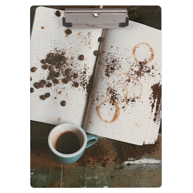 Pranchetas Um café quente com livro e feijão manchados (Frente)