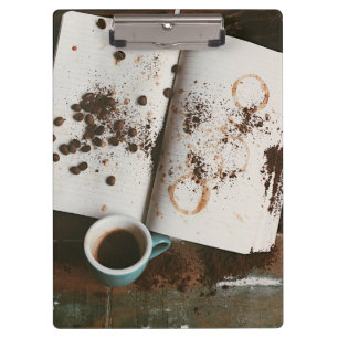Pranchetas Um café quente com livro e feijões