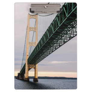 Pranchetas Uma vista da ponte Mackinac a partir do Lago Michi