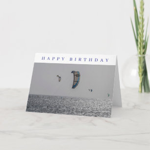 Pranchistas de kite veem cartão de aniversário