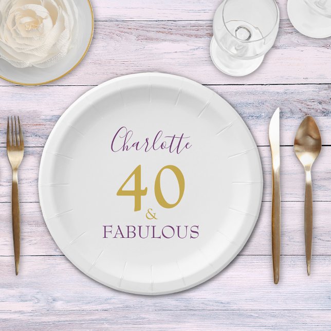 Prato De Papel 40 e Fabuloso aniversário de 40 anos de Elegante C (40 and fabulous elegant purple and gold typography personalized 40th birthday party paper plate)