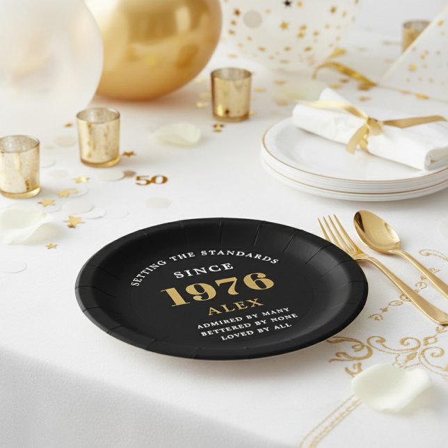 Prato De Papel 50th Birthday Name 1976 Black Gold Elegant Chic (1976 black, birthday paper plate. White background. )