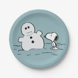 Prato De Papel Amendoins Snoopy constrói um boneco de neve