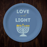 Prato De Papel "Amor e Luz" Judeu Menorah Blue Hanukkah<br><div class="desc">Traga um pouco de elegância para suas celebrações de Chanucá com esses pratos de "Amor e Luz", perfeitos para servir favoritos tradicionais como latas e rosquinhas de gelatina. Apresentando um fundo azul sereno, uma ilustração radiante da menorah, e a inspiradora mensagem "Amor e Luz", estas placas adicionam calor e significado...</div>