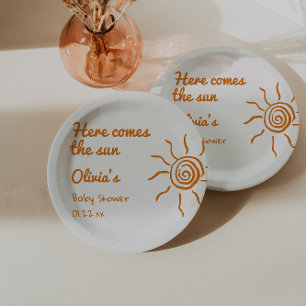 Prato De Papel Aqui Vem O Chá de fraldas Desenhado Da Mão Do Filh