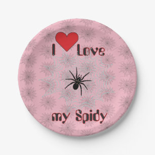 Prato De Papel Aranha de cruz na rede com gotas de orvalho como