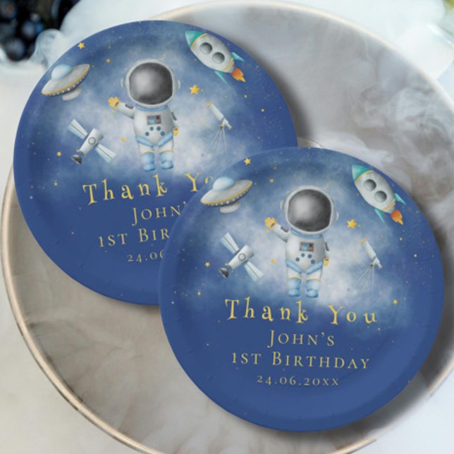 Prato De Papel Astronauta Espacial Rapaz fogueira com as estrelas (Criador carregado)