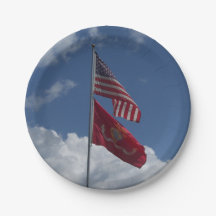 Bandeiras patrióticas e céu azul num