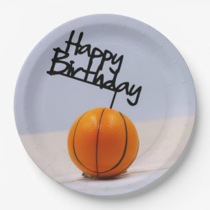 Prato De Papel Basquete com Feliz Aniversário sobre fundo branco