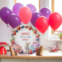 Berry First Birthday Plate com coelhinho e present