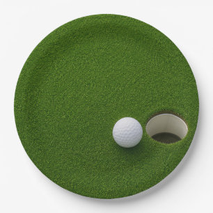 Prato De Papel Bola de Golfe ao Lado do Buraco no Campo de Golfe 