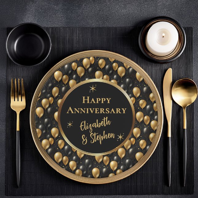 Prato De Papel Branco | Aniversário feliz dos balões Dourados (Elegant Black and Gold Faux Glitter Balloons Pattern A022 "Happy Anniversary" [Names] Paper Plates)