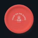 Prato De Papel Brinde Nas Encostas Après Ski Club Retro Vermelho<br><div class="desc">Brinde Nas Encostas, Après Ski Club, brasão de estação de esqui retrô vermelho, pratos de papel. Personalize com o ano da sua viagem de esqui e localização da estação de esqui. Perfeito para uma viagem de esqui de grupo ou para um aniversário com tema après ski, festa de solteira ou...</div>