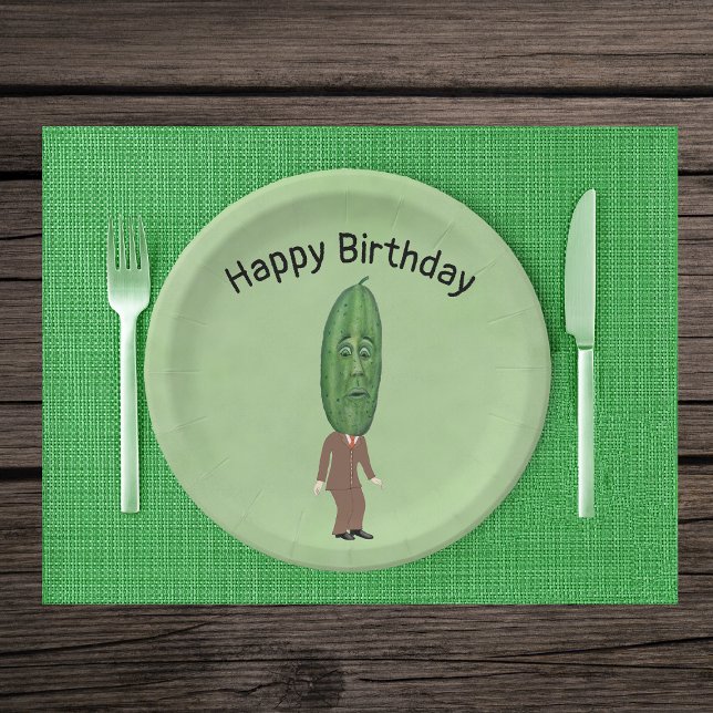Prato De Papel Cabeça de picada verde do bobo com o traje marrom  (Silly man in suit big green pickle head with face on green Happy Birthday paper party plates.)