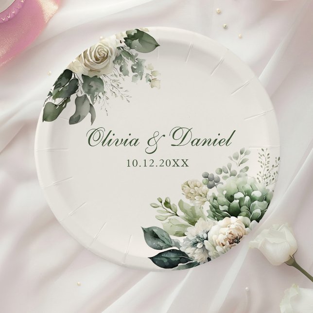 Prato De Papel Casamento Boho Sage Green e Ivory Flowers (Boho Sage Green and Ivory Flowers Wedding Paper Plates on a table with a white rose.)