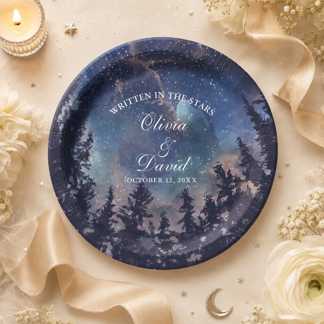 Prato De Papel Casamento Floresta Noturna Estrelada (Starry Night Forest Wedding Paper Plates on an elegant celestial wedding table with flowers)