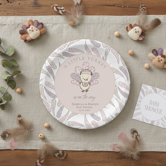 Prato De Papel Chá de fraldas de Meninas Brancas de Turquia (Little Turkey Thanksgiving Baby Shower Plates. Pink & White Cute Baby Turkey & Feather Illustration )