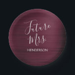 Prato De Papel Chá de panela da futura Sra. Burgundy<br><div class="desc">Futura Sra. - Bride Faux Modern Metallic Burgundy Purple e White Paper Plates perfeitos para uma Festa de solteira Marsala ou Chá de panela de Casamento. Este Futuro, Sra. Papelão, é perfeito para uma festa de solteira. O Nome da Noiva pode ser atualizado nesta Placa. Entre em contato com o...</div>