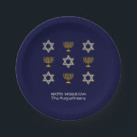 Prato De Papel Chanucá Personalizado do Marinho Elegante<br><div class="desc">Chapas de papel HANUKKAH, eloquentes, mostrando dourado falso e ESTRELA prateada de DAVID e MENORAH em um padrão em forma de fita contra um fundo AZUL de MARINHO rico. O texto lê HAPPY HANUKKAH com um nome de marcador de posição e é PERSONALIZÁVEL, para que você possa PERSONALIZÁ-lo adicionando seu...</div>