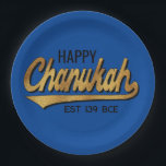 Prato De Papel Chanukah Happy Retro<br><div class="desc">Chanukah Happy Retro Paper Plates. Substitua o texto por sua própria mensagem. Use seu estilo, cor e tamanho de fonte favoritos. A cor de fundo pode ser alterada. Obrigados para parar e comprar. Muito apreciado! Feliz Chanukah/Hanukkah! Tamanho e estilo: Placa de Papel Redonda de 9" Joga uma festa espetacular com...</div>