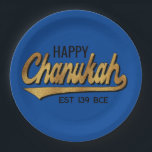 Prato De Papel Chanukah Happy Retro<br><div class="desc">Chanukah Happy Retro Paper Plates. Substitua o texto por sua própria mensagem. Use seu estilo, cor e tamanho de fonte favoritos. A cor de fundo pode ser alterada. Obrigados para parar e comprar. Muito apreciado! Feliz Chanukah/Hanukkah! Tamanho e estilo: Placa de Papel Redonda de 9" Joga uma festa espetacular com...</div>
