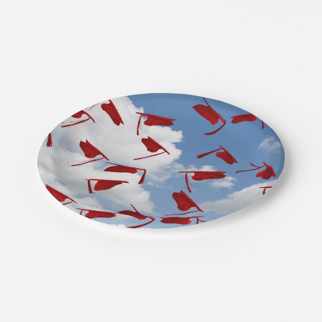 Prato De Papel chapéus de graduação vermelha no céu (Inclinado)