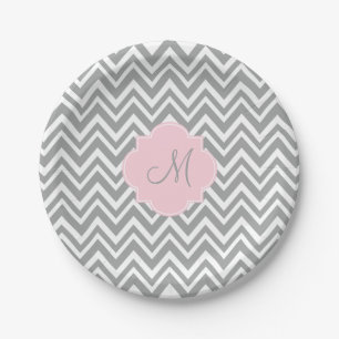 Prato De Papel Chevron cinzento e branco do monograma com rosa
