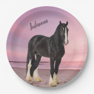 Prato De Papel Clydesdale preto e branco na praia no Sunset