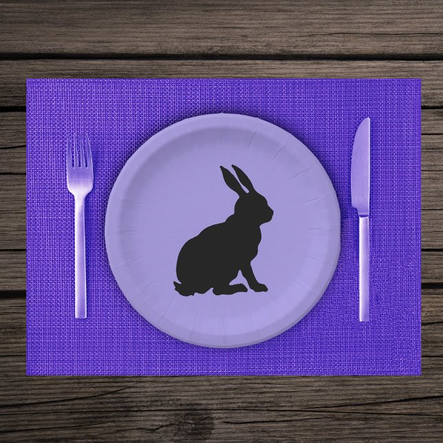 Prato De Papel Coelho Sentado de Silhueta Negra em Roxo (Black silhouette sitting bunny rabbit on light purple paper party plates.)
