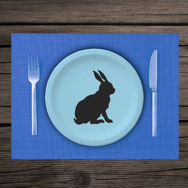 Prato De Papel Coelho Sentado Preto com Azul Claro (Black silhouette sitting bunny rabbit on light blue paper party plates.)