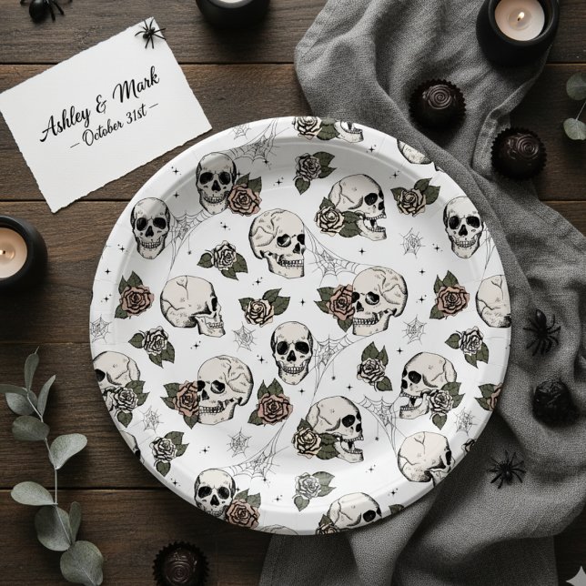 Prato De Papel Crânios e Rosas Góticos Pretos e Brancos no Hallow (Elegant Floral Skulls Halloween Bridal Shower Paper Plates in White. Chic Skull, Roses, Webs Pattern)