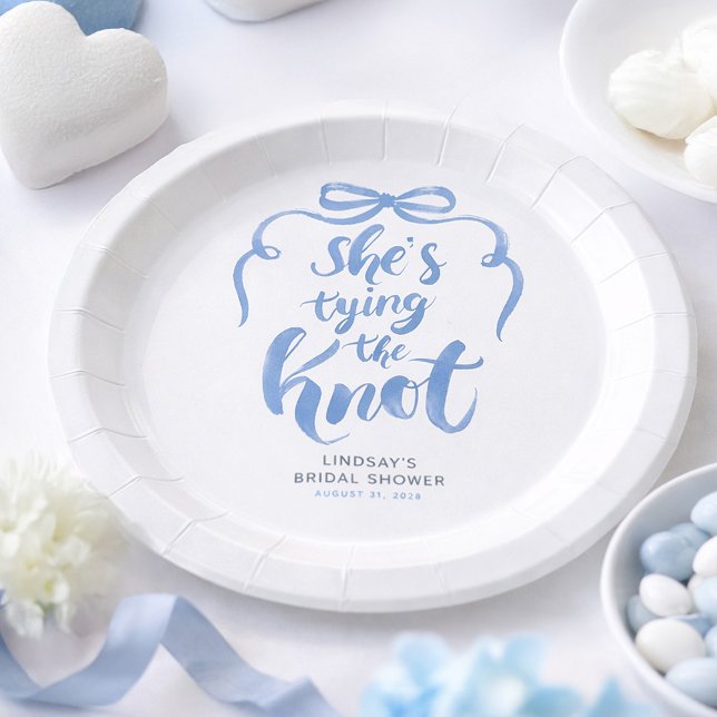 Prato De Papel Dusty Blue Bow She's Tying the Knot Bridal Shower (Dusty Blue Bow Bridal Shower Paper Plates for Whimsical Celebration)