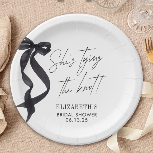 Prato De Papel Ela Está Dando o Nó Arco Chá de Noiva  (Criador carregado)