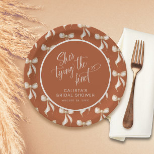 Prato De Papel Ela Está Dando o Nó Torta de Terracota Bridal Show