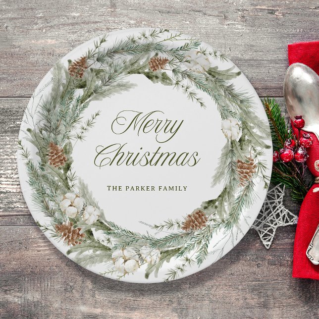 Prato De Papel Elegante Pine Wreath e Greenery | Feliz Natal (A classic and elegant Christmas pine wreath decorates these paper plates)